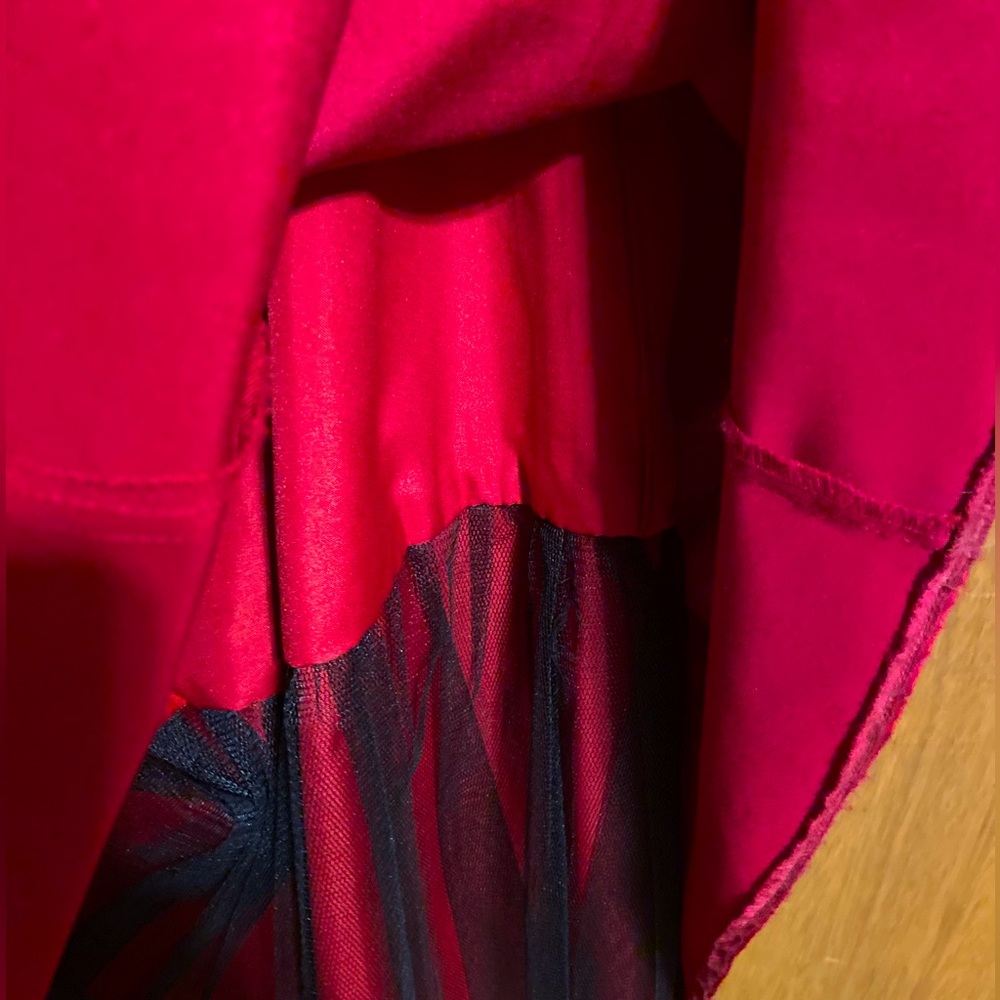 Ladies Sz 6 Long Maxi Dress red Gown, sequins surround the top area. Gorgeous - Picture 10 of 10